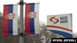 Ilustrativna fotografija, zastave Srbije ispred jedne od benzinskih pumpi koje posluju u okviru Naftne industrije Srbije, 14.januar 2025.