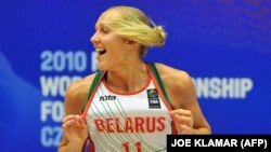 Aljena Leucsanka csapata Oroszország elleni győzelmét ünnepli a 2010. évi női FIBA világbajnokságon, Karlovy Vary-ban.