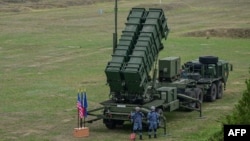 Un sistem de rachete sol-aer PATRIOT al Forțelor Aeriene Române, în timpul unui exercițiu de la Poligonul de antrenament Capu Midia de lângă Corbu, Constanța, lângă Marea Neagră, pe 15 noiembrie 2023.