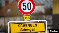 Архивска фотографија: Знак на влезот во селото Шенген во Луксембург