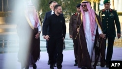 Na fotografiji koju je snimila i objavila pres-služba ukrajinskog predsednika 10. marta 2025, Volodimira Zelenskog po dolasku dočekuje saudijski zamenik guvernera Meke, princ Badr bin Sultan bin Abdulaziz