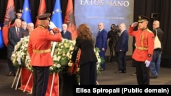 Ministrja për Evropën dhe Punët e Jashtme, Elisa Spiropali, vendos lule pranë arkivolit të Fatos Nanos, Tiranë, 2 nëntor.