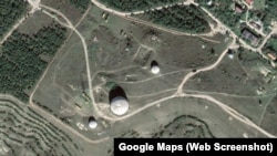 Под самым большим куполом диаметром 34,5 метра во времена СССР размещался радиолокационный комплекс 57У6 «Перископ-ВМ». Скриншот спутниковой карты Google