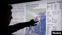 Сеизмолог показва точката на труса, който предизвика огромното цунами, помело северния бряг на Япония