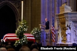 La funeraliile de stat ale lui Jimmy Carter au participat toți cei cinci oameni care păstrează titlul de „domnul președinte”: Joe Biden, Donald Trump, Barack Obama, George W. Bush și Bill Clinton.