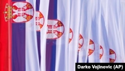 Grb Srbije ubuduće će se, prema usvojenim zakonskim izmjenama, moći koristiti na zvaničnim događajima u bh. entitetu Republika Srpska, zastave sa grbom Srbije (foto ilustracija).