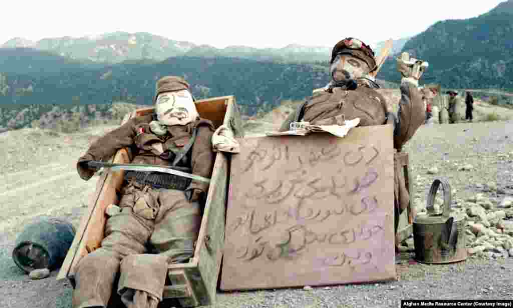 Lutke sovjetskih vojnika. Na natpisu piše &ldquo;Sestre Šahr-e Nav (predgrađe Kabla) plaču dok se sestre komunista uljepšavaju pred njihovim očima.&rdquo;