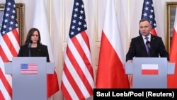 Vicepreședintele Statelor Unite, Kamala Harris, alături de președintele Poloniei, Andrzej Duda, în timpul unei conferințe de presă de la palatul Belwelder din Varșovia, 10 martie 2022.