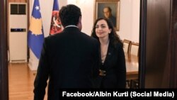 Dan ranije, Vjosa Osmani je održala sastanke sa liderima glavnih albanskih stranaka među kojim i liderom Samoopredeljenja Aljbinom Kurtijem