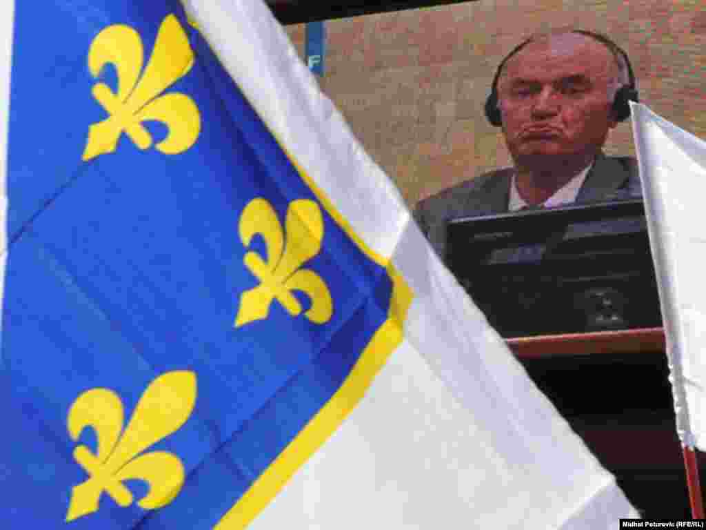 Na skupu pod nazivom ¨Svi smo mi svjedoci¨ okupili su se građani Sarajeva da uživo prate ročište o izjašnjavanju Ratka Mladića o krivici pred Haškim sudom, 04.07.2011. Foto: RSE / Midhat Poturović 