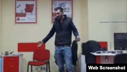 2020 წლის 20 ნოემბერი. ლევან ზურაბაშვილი ითხოვს, რომ ბანკებმა წლიური საპროცენტო განაკვეთი 7%-მდე დაწიონ.
"ჯიგარი ხარ!" - ეუბნება ერთი მძევალი, "7 პროცენტი ბევრია!" - ყვირის მეორე.