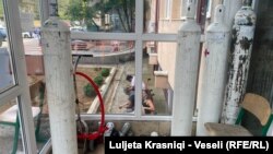 Disa prindër shihen duke pritur jashtë Klinikës së Pediatrisë, ku po mbahen fëmijët e sëmurë me COVID-19.