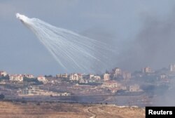 Artilerie trasă de armata israeliană în Liban, văzută din Jish, nordul Israelului, pe 2 octombrie 2024.