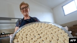 Eftali Qerimi tregon ëmbëlsirat shqiptare tradicionale që i ka gatuar me ujë trëndafili në Përmet, qytet rreth 250 kilometra në jugperëndim të kryeqytetit, Tiranës.