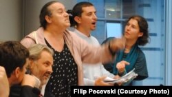 Новинарите Мирка Велиновска, Миленко Неделковски и Бобан Нонковиќ предизвикаа скандал за време на панел дискусија во Брисел за состојбата со медиумите во Македонија. 