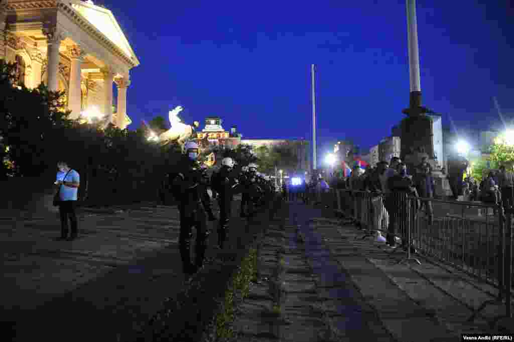 Policija ispred zgrade Skupštine Srbije
