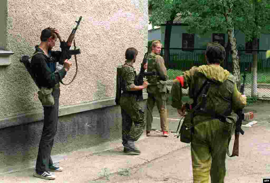 Patrulă a forţelor paramilitare la Tighina. 29 iunie 1992