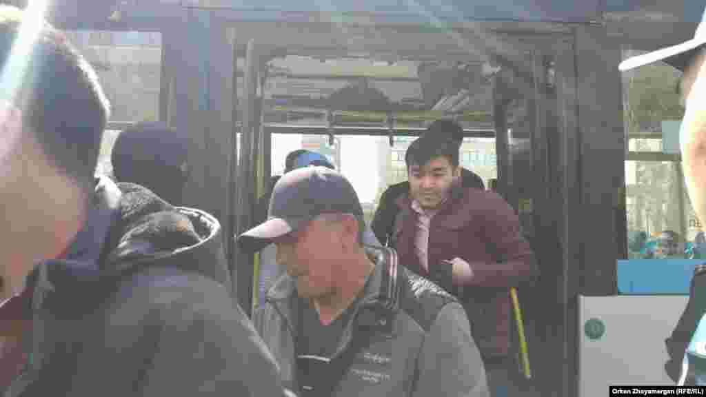 После приказа начальства полицейские освободили нескольких задержанных. Нур-Султан, 1 мая 2019 года.