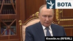 Presidenti rus Vladimir Putin para një rafti librash në zyrën e tij në Pallatin e Senatit të Kremlinit në Moskë.