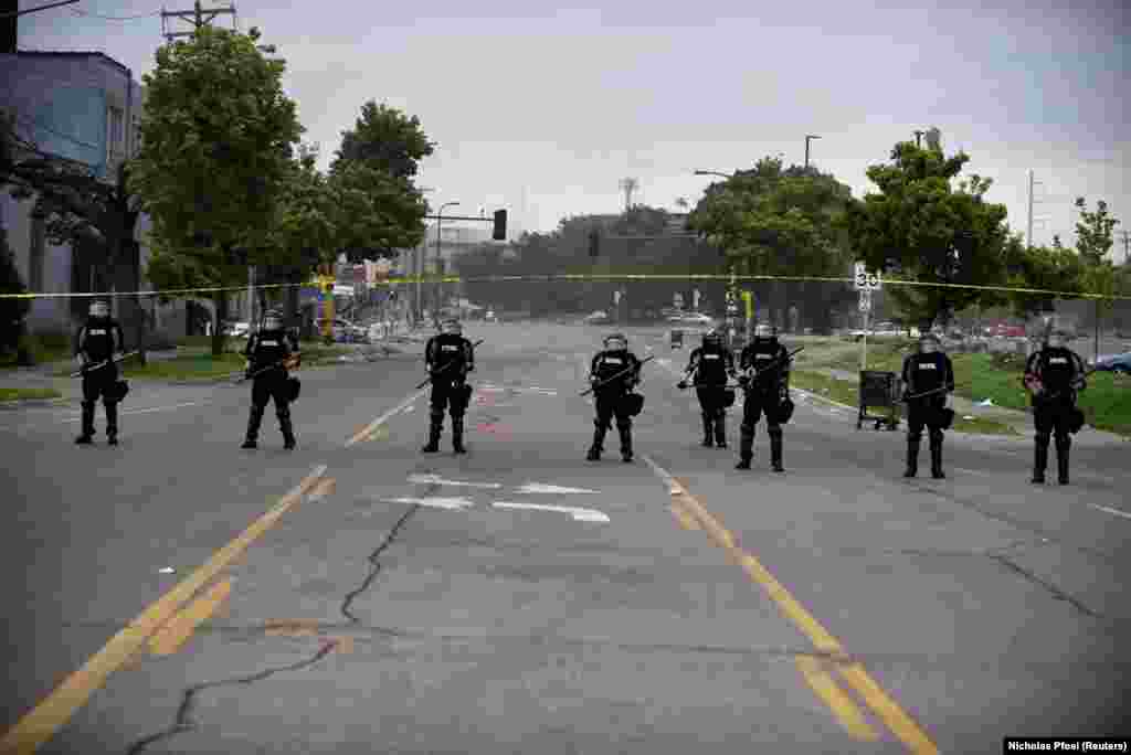 Državna policija zatvorila je područje oko Treće policijske stanice. Na ulice Minneapolisa raspoređena je i Nacionalna garda.