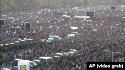 В преддверии 30-летия Бархатной революции 1989 года сотни тысяч чехов собрались на антиправительственную манифестацию