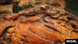 Необроблений бурштин має цілющі властивості: фрагмент двокілограмової знахідки 