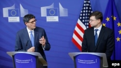 Министр финансов США Джек Лью (слева) и вице-президент Европейской комиссии Валдис Домбровскис на пресс-конференции после встречи в штаб-квартире Еврокомиссии в Брюсселе, 26 января 2015 года