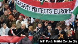 A Civil Összefogás Fórum – Civil Összefogás Közhasznú Alapítvány Békemenetének résztvevői a Margit hídon 2018. március 15-én