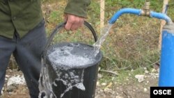 Тем, у кого нет транспорта, воду надо либо покупать в магазине, либо просить у людей, у которых есть независимые от ЖКХ источники воды