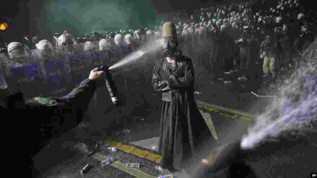 Ekrem İmamoğlu isztambuli polgármestert szerdán vették őrizetbe, vasárnap pedig a bíróság börtönbe záratta