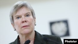Rose Gottemoeller, la o conferință de presă susținută la Erevan în 2017, când ocupa funcția de secretar general adjunct al NATO.