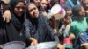 Disa palestinezë duke pritur të marrin ushqime nga një kuzhinë bamirëse në pjesën qendrore të Gazës. Korrik, 2025.
