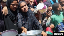 Palestinci čekaju hranu iz narodne kuhinje u centralnoj Gazi, juli 2025.