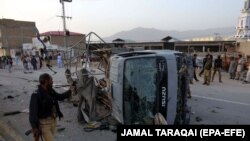 په کوټه کې یو سرتېري د پولیسو پر ګاډي تر برید وروسته د ځای معاینه کوي - د ۲۰۱۸ز کال د اپرېل میاشتې انځور. 