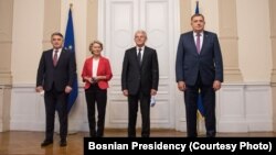 Predsjednica Evropske komisije Ursula von der Leyen s članovima Predsjedništva BiH Željkom Komšićem (lijevo), Šefikom Džaferovićem i Miloradom Dodikom u Sarajevu, 30. septembra 2021.