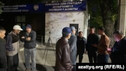 Люди, собравшиеся у департамента полиции Алматы, чтобы поддержать задержанных активистов. 29 сентября 2024 года