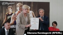 Razija Mujanović i član Upravnog odbora Košarkaškog saveza Mirsad Džonlagić koji joj je uručio priznanje 