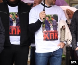 Активисти на "ДПС-Ново начало" носят тениски с надпис "Закриване на КПК".