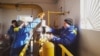 Muncitori ai Tiraspoltransgaz reconectează la gaz casele din satul Nezavertailovca, din Slobozia, după criza gazelor din regiunea transnistreană din ianuarie - februarie 2025.