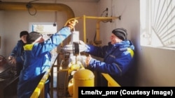 Lucrători ai Tiraspoltransgaz din Slobozia, deschizând robinetul pentru a primi livrări de gaze de pe malul drept al Nistrului, în februarie, după o criză a livrărilor rusești 