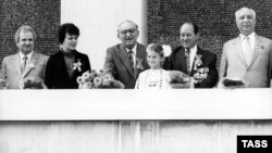 Тодор Живков (в средата) приветства участниците в манифестация на 9 септември 1989 г. на трибуната на мавзолея на Георги Димитров в София. До падането на режима остават два месеца.