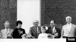 Всички учебници по история ще включват цитати от закона, който определя комунистическия режим за престъпен