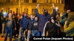 Câteva sute de persoane au protestat, luni noapte, în fața clădirii în care locuiește primarul Timișoarei Dominic Fritz.