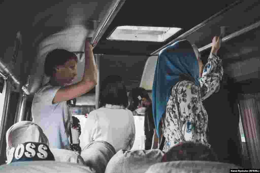 В маршрутках все зависит от времени суток. Утром и вечером не хватает даже стоячих мест. О социальной дистанции даже речи не идет.