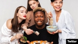 Kiverte a biztosítékot, hogy a külföldi étel reklámjában egy nem fehér bőrszínű férfi szerepelt