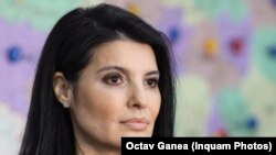 Fosta ziaristă Lavinia Șandru a cochetat cu politica de mai mulți ani. A fost deputată în Parlamentul României între 2004 și 2008 pe listele comune ale Partidului Național Liberal și ale Partidului Democrat.