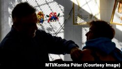 Ferkó Attila háziorvos influenza elleni védőoltást ad be páciensének Salgótarjánban 2017. október 24-én