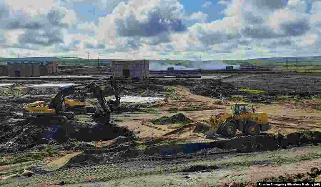 Fotografija iz ruskog Ministarstva za hitne situacije pokazuje radnike koji 18. juna pripremaju rezervoar na terenu gdje će se zadržati proliveno gorivo.