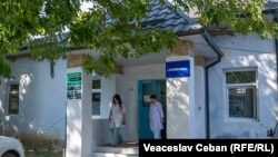 Blocul cu acoperiș renovat, unde funcționează laboratorul spitalului.