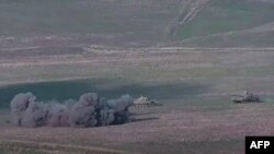 Кадър от видео, разпространено от арменското военно министерство, на което се вижда унищожаването на азербайджански танкове